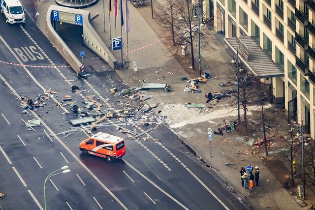 Trümmer liegen auf der Karl-Liebknecht-Straße. | Foto: Christoph Soeder/dpa