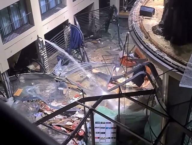 Das Atrium des Hotels ist verwüstet. Rechts in der Aufnahme einer Instagram-Nutzerin ist der Rahmen des Aquariums zu erkennen. | Foto: Iva Yudinski/instagram/tnn/dpa