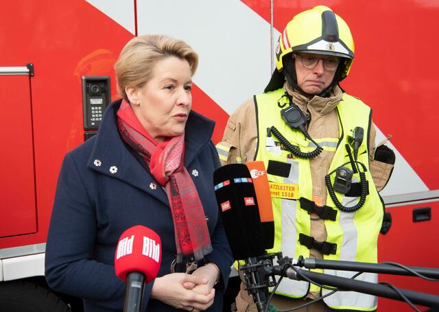 Berlins Regierende Bürgermeisterin Franziska Giffey gibt vor dem Hotel ein Statement ab. | Foto: Paul Zinken/dpa