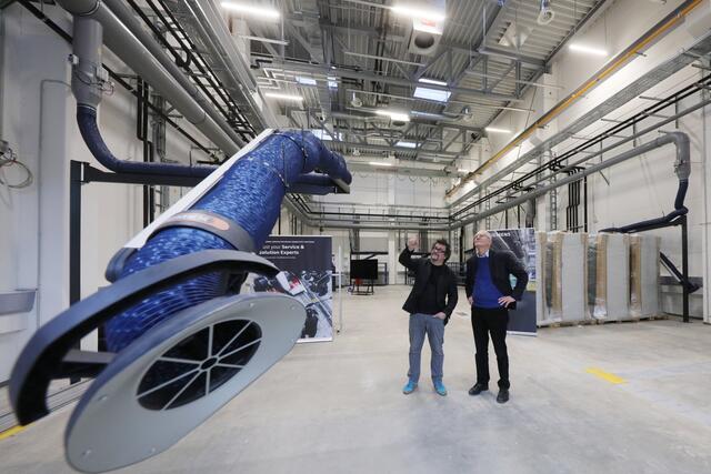 FAU-Unibundvorsitzender Prof. Siegfried Balleis (r.) und Siemens Innovation Manager Michael Kleemann beim Rundgang durch die neue Technikumshalle.
Foto: © Kurt Fuchs