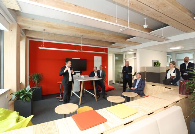 Das markante, zentrale Empfangsgebäude ist das neue Gesicht von Siemens in Erlangen. Es wurde CO₂-sparend in Holzhybrid-Bauweise errichtet und beherbergt auch Büros für den Siemens Vorstand.
Foto: © Kurt Fuchs