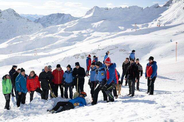 nnen- und Sportminister Joachim Herrmann nimmt gemeinsam mit Ministerpräsident Markus Söder am Pressetermin des Bayerischen Kuratoriums für alpine Sicherheit teil. Das Kuratorium informiert, unter dem Vorsitz des Landtagsabgeordneten Klaus Stöttner, über die Gefahren beim Wintersport in den Bergen und gibt Tipps über die Vermeidung von Unfällen. | Foto: Sebastian Widmann