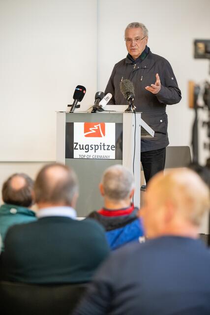 nnen- und Sportminister Joachim Herrmann nimmt gemeinsam mit Ministerpräsident Markus Söder am Pressetermin des Bayerischen Kuratoriums für alpine Sicherheit teil. Das Kuratorium informiert, unter dem Vorsitz des Landtagsabgeordneten Klaus Stöttner, über die Gefahren beim Wintersport in den Bergen und gibt Tipps über die Vermeidung von Unfällen. | Foto: Sebastian Widmann