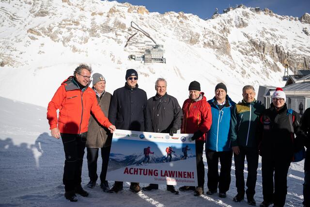 nnen- und Sportminister Joachim Herrmann nimmt gemeinsam mit Ministerpräsident Markus Söder am Pressetermin des Bayerischen Kuratoriums für alpine Sicherheit teil. Das Kuratorium informiert, unter dem Vorsitz des Landtagsabgeordneten Klaus Stöttner, über die Gefahren beim Wintersport in den Bergen und gibt Tipps über die Vermeidung von Unfällen. | Foto: Sebastian Widmann