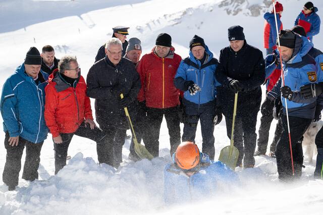nnen- und Sportminister Joachim Herrmann nimmt gemeinsam mit Ministerpräsident Markus Söder am Pressetermin des Bayerischen Kuratoriums für alpine Sicherheit teil. Das Kuratorium informiert, unter dem Vorsitz des Landtagsabgeordneten Klaus Stöttner, über die Gefahren beim Wintersport in den Bergen und gibt Tipps über die Vermeidung von Unfällen. | Foto: Sebastian Widmann