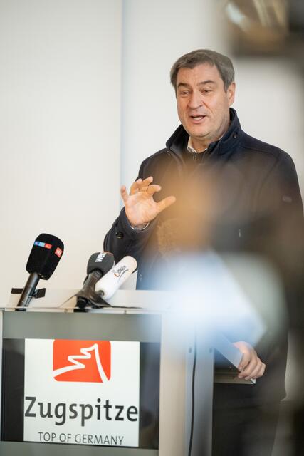 nnen- und Sportminister Joachim Herrmann nimmt gemeinsam mit Ministerpräsident Markus Söder am Pressetermin des Bayerischen Kuratoriums für alpine Sicherheit teil. Das Kuratorium informiert, unter dem Vorsitz des Landtagsabgeordneten Klaus Stöttner, über die Gefahren beim Wintersport in den Bergen und gibt Tipps über die Vermeidung von Unfällen. | Foto: Sebastian Widmann