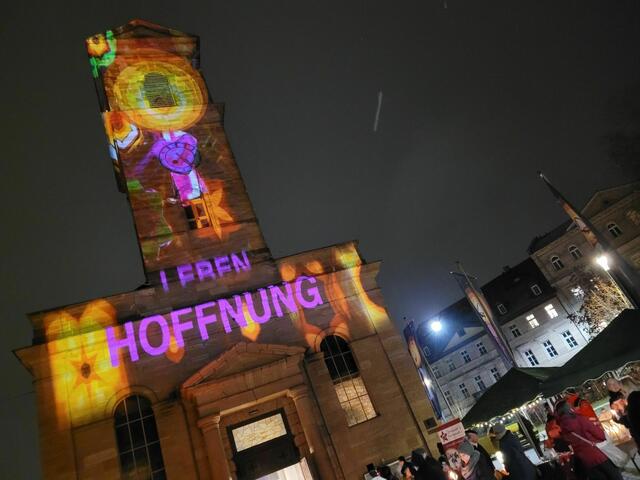 Die Künstlerin Kerstin Kassel illuminierte am Gedenktag die Kirche „Zu Unserer Lieben Frau“ in Fürth.