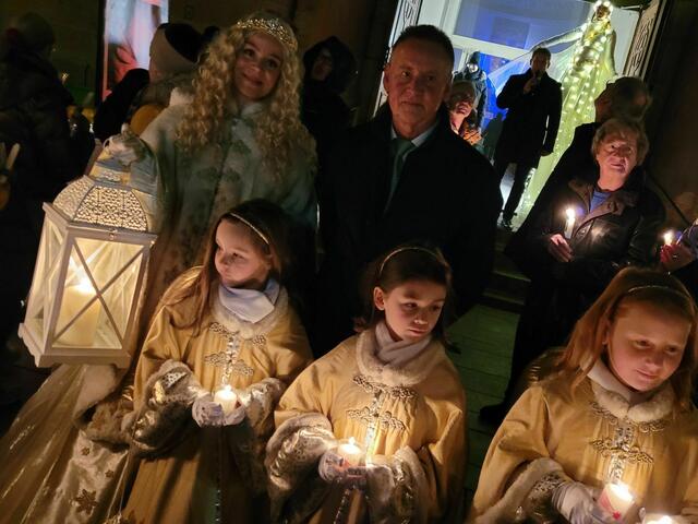 Fürths Bürgermeister Dr. Thomas Jung gedachte ebenfalls der verstorbenen und traumatisierten Kinder und entzündete eine Kerze.