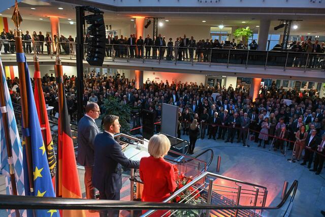 Blick in das Foyer des Nürnberg Convention Center West der Nürnberg Messe. OB Marcus König begrüßte hier rund 1 450 Gäste zum diesjährigen Neujahrsempfang.  | Foto: Christine Dierenbach / Stadt Nürnberg