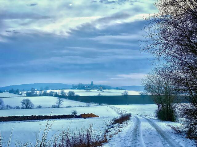 Nach dem Schneefall in der Nacht in Oberfranken.  | Foto: Nicole Fuchsbauer