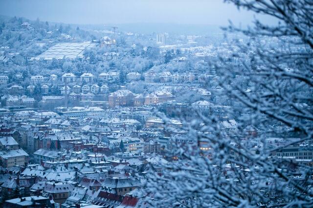 Stuttgart - eine Winterlandschaft.  | Foto:  Christoph Schmidt/dpa