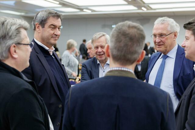 Markus Söder (2.v.l.), CSU-Parteivorsitzender und Ministerpräsident von Bayern, in Gesprächen. | Foto: Daniel Karmann/dpa