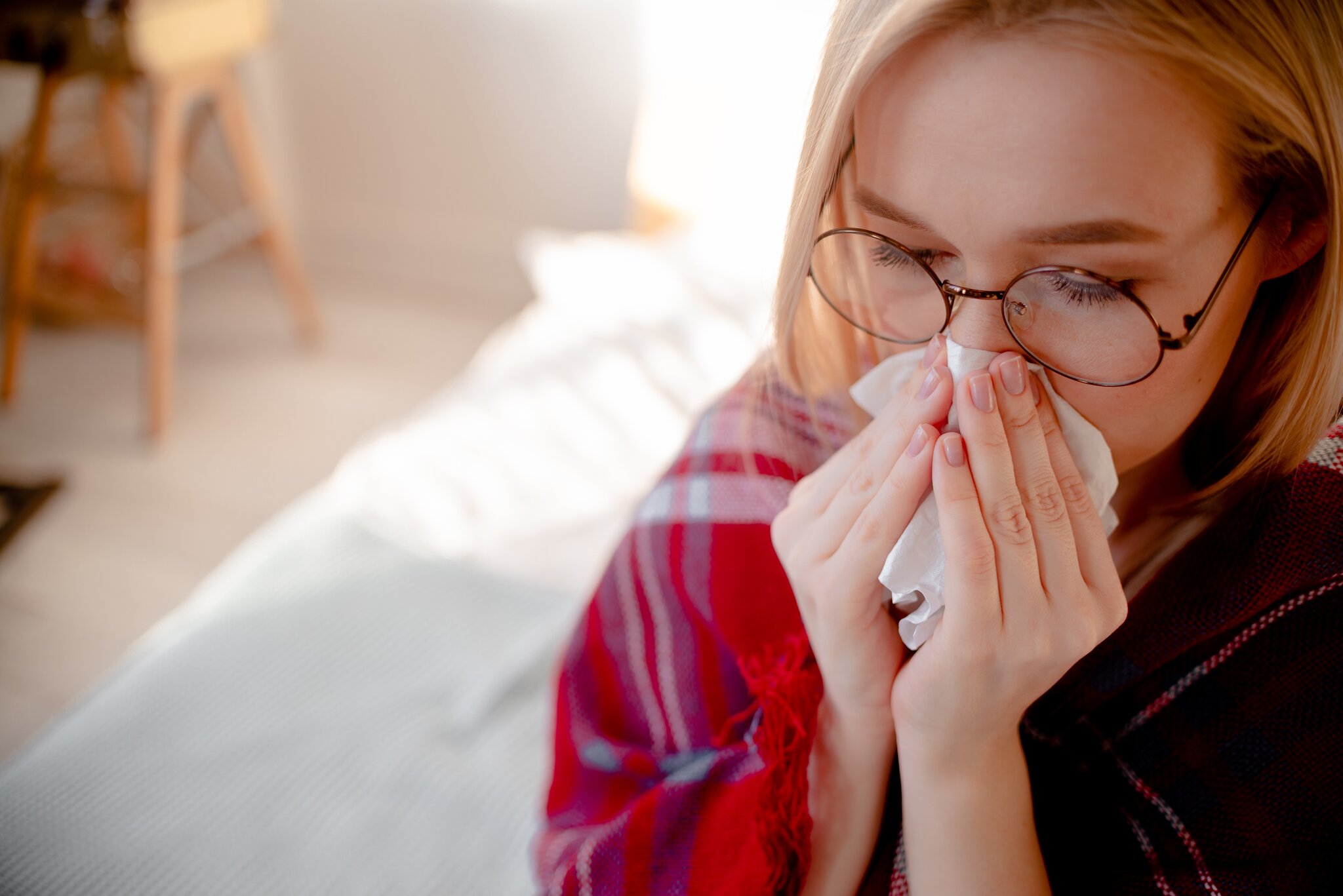 Wenn es im Hals kratzt und die Nase läuft 5 einfache Tipps und Hausmittel gegen Erkältung