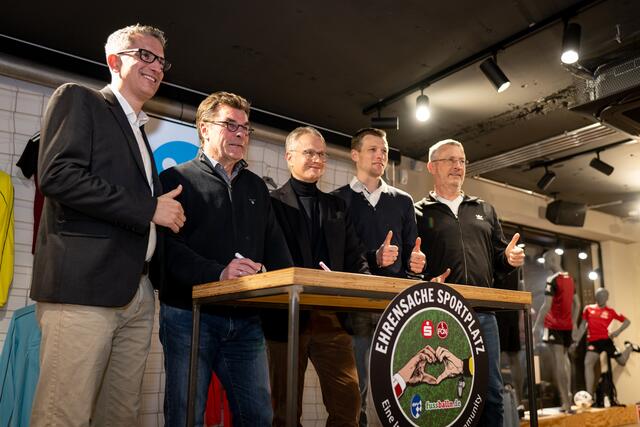 Prof. Dr. Sven Laumer, der Vorsitzende des Verbandsschiedsrichterausschusses des BFV, Dieter Hecking, Sportvorstand beim 1. FC Nürnberg, Dr. Michael Kläver, stellvertretendes Vorstandsmitglied bei der Sparkasse Nürnberg, Bundesliga-Schiedsrichter Benjamin Cortus und Thomas Raßbach, der BFV-Kreisvorsitzende Nürnberg-Frankenhöhe gehörten zu den Unterzeichnern der Sportplatz-Etikette. Das „Regelwerk neben dem Regelwerk“ ist als Selbstverpflichtung der Nürnberger Fußballfamilie auf einen besseren Umgang miteinander auf und neben dem Spielfeld zu sehen (v.l.). 
  | Foto: Sparkasse Nürnberg/Sportfoto Zink 