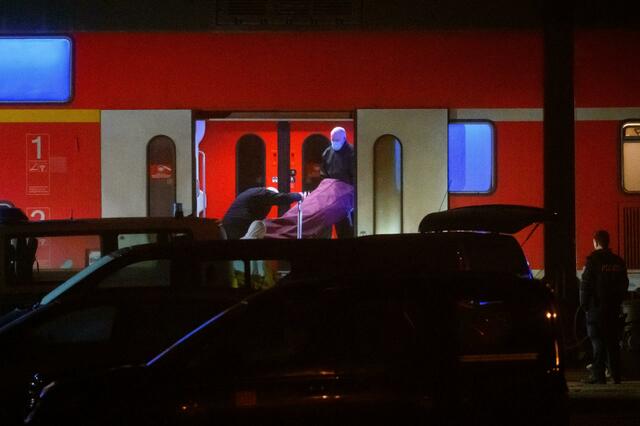 Bei einer Messerattacke in einem Regionalzug von Kiel nach Hamburg sind zwei Menschen getötet und mehrere verletzt worden.  | Foto:  Jonas Walzberg/dp