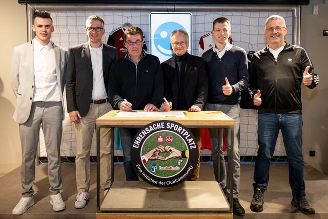  Tik-Tok Schiri-Influencer Pascal „Qualle“ Martin, Prof. Dr. Sven Laumer, der Vorsitzende des Verbandsschiedsrichterausschusses des BFV, Dieter Hecking, Sportvorstand beim 1. FC Nürnberg, Dr. Michael Kläver, stellvertretendes Vorstandsmitglied bei der Sparkasse Nürnberg, Bundesliga-Schiedsrichter Benjamin Cortus und Thomas Raßbach, der BFV-Kreisvorsitzende Nürnberg-Frankenhöhe gehörten zu den Unterzeichnern der Sportplatz-Etikette. Das „Regelwerk neben dem Regelwerk“ ist als Selbstverpflichtung der Nürnberger Fußballfamilie auf einen besseren Umgang miteinander auf und neben dem Spielfeld zu sehen (v.l.).  | Foto: Sparkasse Nürnberg/Sportfoto Zink 
