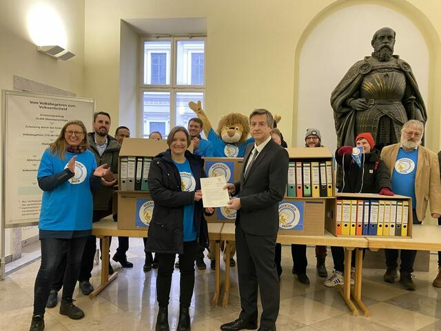 Bernadette Felsch übergibt den Zulassungsantrag an das Bayerische Innenministerium. | Foto: Laura Ganswindt