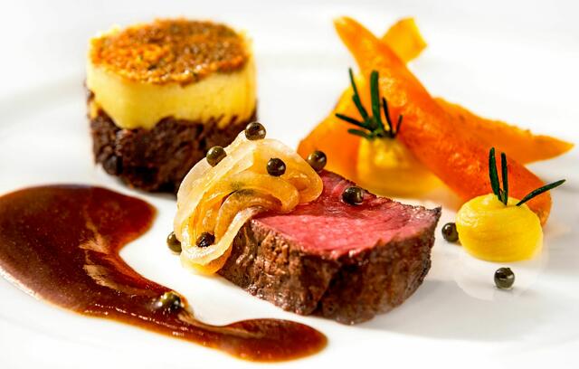 Als Hauptgang begeistert rosa gebratener Rinderrücken mit Nussbutter-Karotte und gezupfter Rotweinschmorbraten mit Rosmarin-Kartoffelstampf. | Foto: PALAZZO