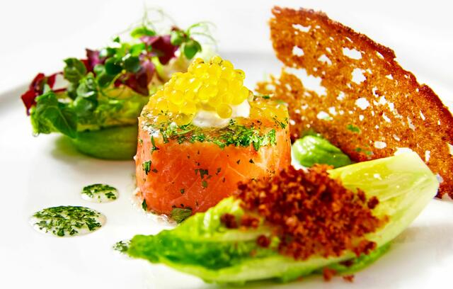 Das Vier-Gang-Menü wird mit der Vorspeise eröffnet: Lauwarmes Törtchen von der Lachsforelle mit eigenem Kaviar auf Romanasalat und Avocado, dazu Kresse, Creme fraiche und Sauerteig-Chips. | Foto: PALAZZO