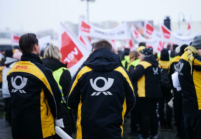 Demonstranten der Deutschen Post. | Foto: Annette Riedl/dpa
