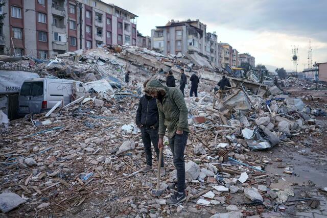 Zivilisten suchen im türkischen Hatay nach Überlebenden.
 | Foto: Tunahan Turhan/SOPA Images via ZUMA Press Wire/dpa Credit: Tunahan Turhan