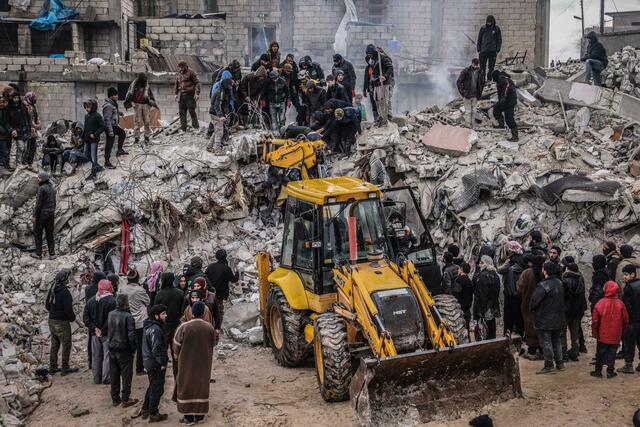 Mit allen Mitteln versuchen Rettungskräfte im syrischen Idlib, die unter den Trümmern eingeschlossenen Menschen zu retten. | Foto: Anas Alkharboutli/dpa