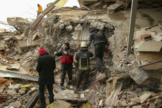 Rettungskräfte suchen in einem eingestürzten Gebäude im türkischen Malatya nach Überlebenden. | Foto: Emrah Gurel/AP/dpa