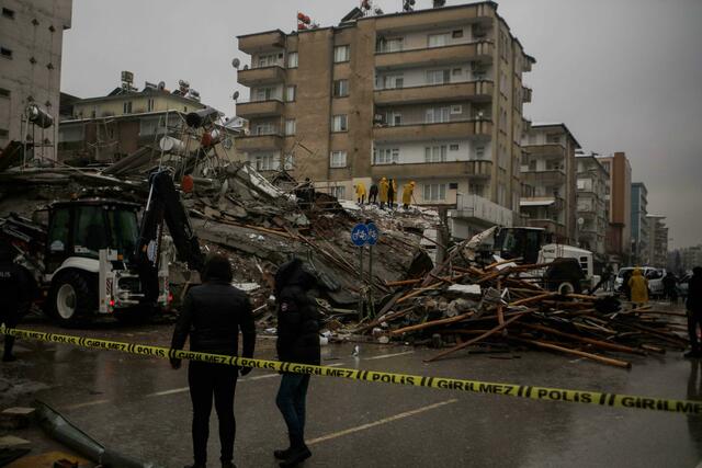 Rettungskräfte suchen in den Trümmern von Gebäuden im türkischen Gaziantep nach Überlebenden. | Foto: Muhammad Ata/IMAGESLIVE/ZUMA/dpa