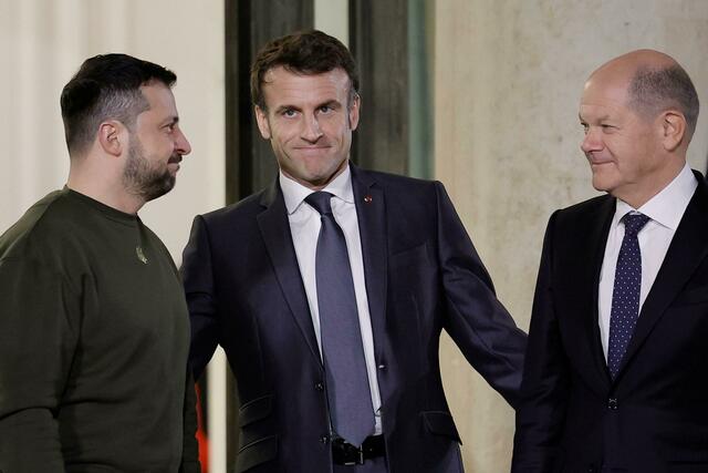 Selenskyj (l) wirbt bei Macron (M) und Scholz um Kampfjets.  | Foto: Lewis Joly/AP/dpa