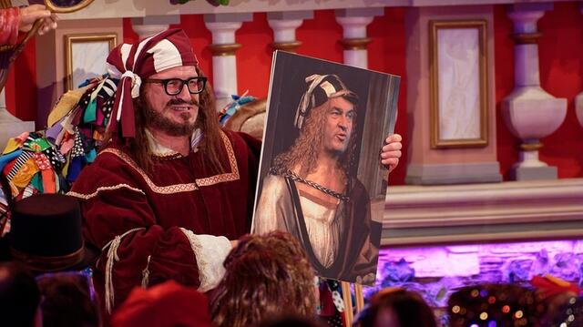 Oliver Tissot: Der mit dem Söder-Porträt
Albrecht Dürer alias Oliver Tissot will sein Können nochmal zeigen: Mit einem Porträt von Ministerpräsident Markus Söder zieht er durch die Reihen des Publikums.  | Foto: BR / Ansgar Nöth