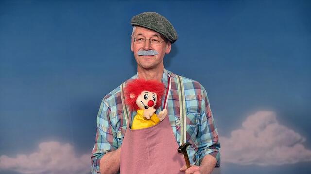 Meister Eder und sein Pumuckl, verkörpert von Kultusminister Michael Piazolo (Freie Wähler).  | Foto: BR / Ansgar Nöth