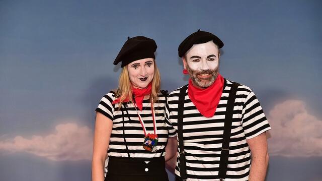 Europaparlamentarier Manfred Weber (EVP) in Begleitung von Gattin Andrea als Pantomime.  | Foto: BR / Ansgar Nöth