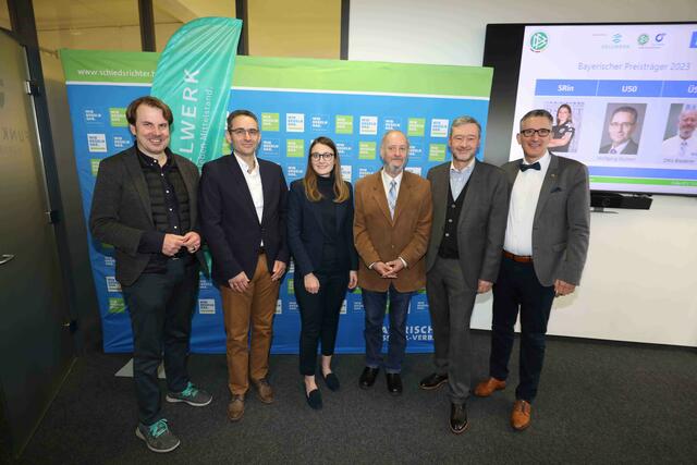 Bayerische Preisträger 2023 mit  Michael Oschmann (Stellwerk), Wolfgang Bschorr (U50, Schwaben), Katrin Filser (Niederbyern) und Otto Biederer (Ü50, Oberpfalz) mit Vizepräsident Robert Schraudner sowie VSO Sven Laumer (v.l.). | Foto: Aktion "Danke Schiri"/Udo Dreier