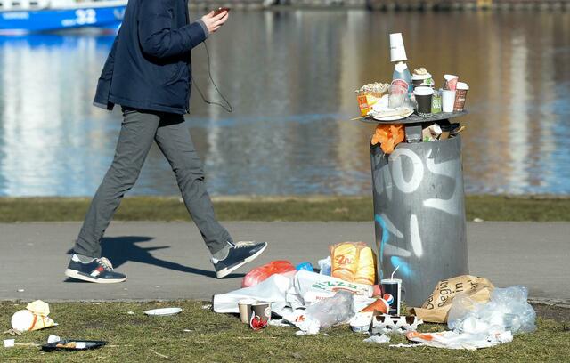Kein seltenes Bild: Neben einem Mülleimer liegt Partymüll. | Foto: Jens Kalaene/dpa-Zentralbild/dpa