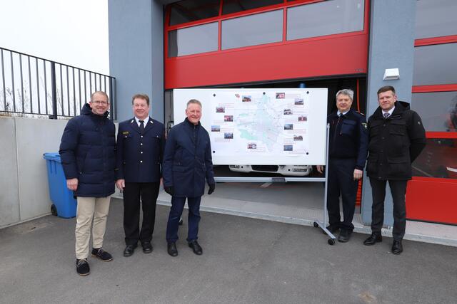 Infra-Geschäftsführer Marcus Steurer, Stadtbrandrat Gerd Auernheimer, OB Thomas Jung, Feuerwehr-Chef Christian Gußner und Rechts- und Ordnungsreferent Mathias Kreitinger (v.li.) präsentieren den Lageplan mit den Leuchtturm-Standorten.  | Foto: Ebersberger