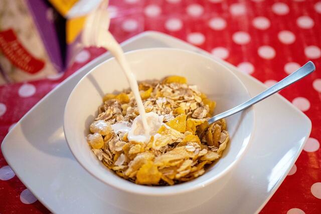Bei Jüngeren ist vor allem Müsli am Morgen beliebt. | Foto: Sebastian Gollnow/dpa