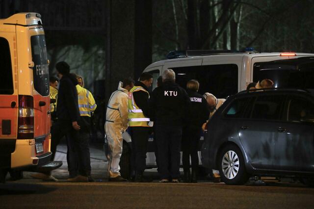 Foto: Polizisten und Helfer am Tatort in Hamburg. Foto: Jonas Walzberg/dpa