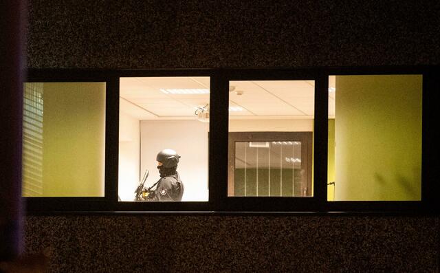 Foto: Polizisten und Helfer am Tatort in Hamburg. Foto: Jonas Walzberg/dpa