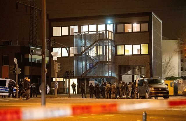 Foto: Polizisten und Helfer am Tatort in Hamburg. Foto: Jonas Walzberg/dpa