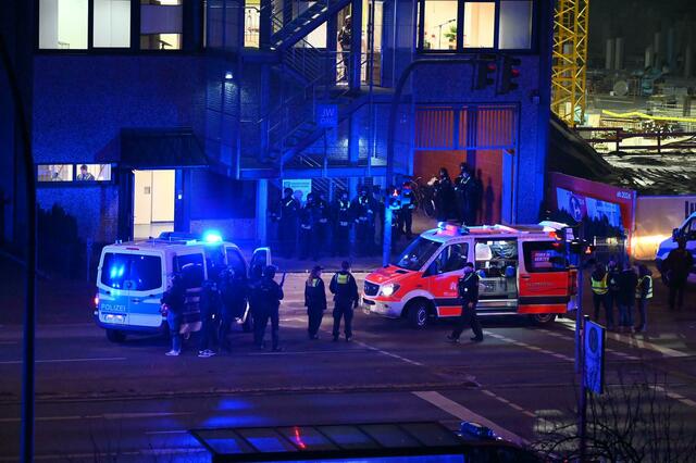 Foto: Polizisten und Helfer am Tatort in Hamburg. Foto: Jonas Walzberg/dpa