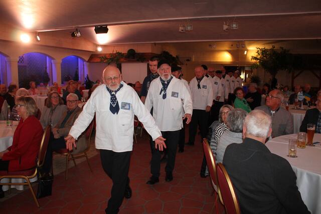 Der Seemannschor bei seinem Einzug. | Foto: Victor Schlampp