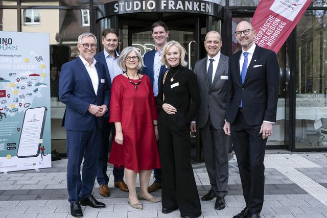 Vorstandsmitglieder des Fördervereins Wirtschaft für die Metropolregion Nürnberg (v.l.): Markus Lötzsch (Hauptgeschäftsführer IHK Nürnberg für Mittelfranken), Christian Sendelbeck (Vizepräsident der Handwerkskammer für Mittelfranken), Dr. Christa Standecker (Geschäftsführerin Europäische Metropolregion Nürnberg), Johann Bögl (Gesellschafter und Aufsichtsratsvorsitzender Max Bögl), Dr. Daniela Hüttinger (Geschäftsführerin Hotel Drei Raben, Mitglied im Vorstand der Congress- und Tourismuszentrale Nürnberg, Mitglied der Vollversammlung IHK Nürnberg für Mittelfranken), Michael Sigmund (Leiter Regionalreferat Erlangen/ Nürnberg Siemens AG) und Vorstandsvorsitzender Prof. Dr. Klaus L. Wübbenhorst (geschäftsführender Gesellschafter WB Consult GmbH); | Foto: Rudi Ott