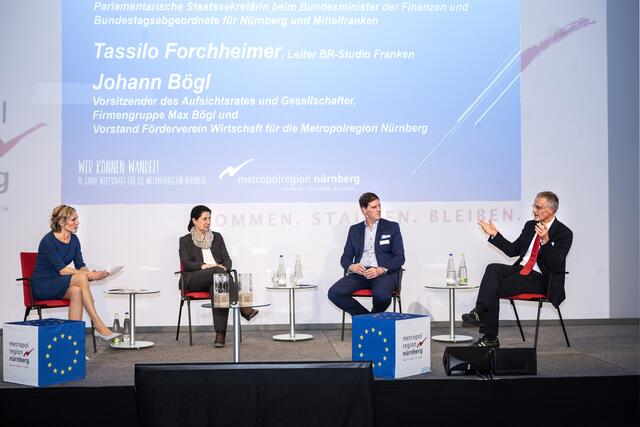 Moderatorin Julia Büchler, Staatssekretärin Katja Hessel, Unternehmer Johann Bögl und Tassilo Forchheimer, Leiter BR Franken (v.l.).  | Foto: Rudi Ott