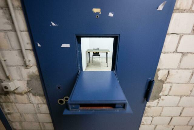 Blick in eine Wartezelle im Mehrzweckgebäude der Justizvollzugsanstalt Stuttgart-Stammheim. | Foto: Marijan Murat/dpa