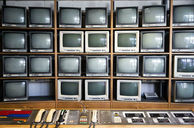 Fast 50 Jahre alt: In der polizeilichen Leitstelle im hinteren Gebäudeteil ragt eine Wand aus 38 Bildschirmen auf. | Foto: Marijan Murat/dpa