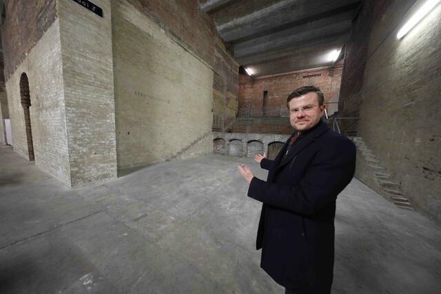 Oberbürgermeister Marcus König erläutert das Kulturgroßprojekt in der Kongresshalle.  | Foto: Udo Dreier