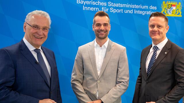 Bayerns Innenminister Joachim Herrman mit Kriminaloberrat Daniel Schade und Kriminaldirektor Dieter Hausberger vom Bayerischen Landeskriminalamt (v.l.).  | Foto: Bayerisches Innenministerium