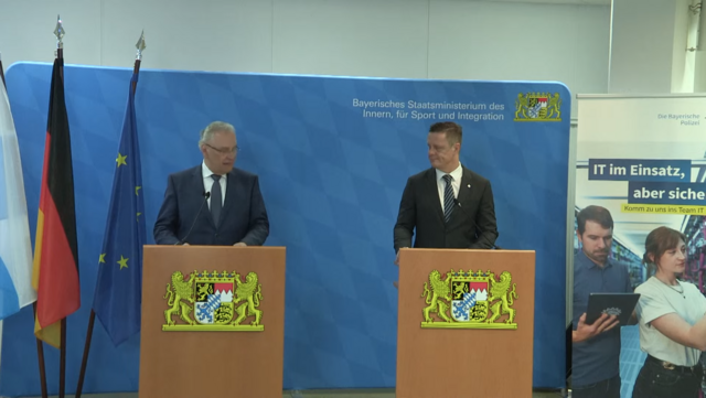Bayerns Innenminister Joachim Herrmann (l.) mit Kriminaldirektor Dieter Hausberger vom Bayerischen Landeskriminalamt.  | Foto: Screenshot/nf/stmi.bayern.de