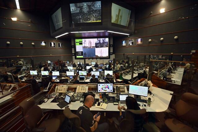 Blick in einen Kontrollraum vom Raumfahrtzentrum Guayana vor dem Start der ESA-Mission «Juice» (Jupiter Icy Moons Explorer). Die Sonde soll ab 2031 drei Monde des Gasriesen Jupiter erkunden.  | Foto: Eric Lalmand/Belga/dpa