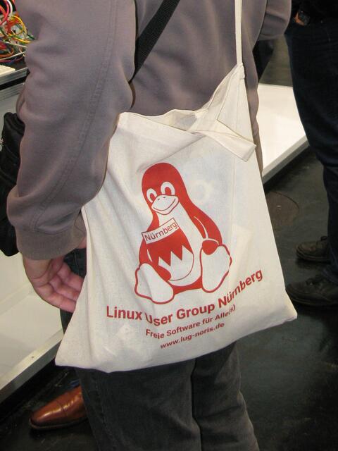 Unsere Tux-Taschen mit 3 Henkeln gibt es bei uns gegen eine kleine Spende auch auf dem Linux Präsentations Tag. | Foto: LUG Nürnberg